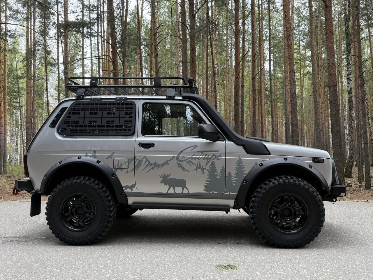Lada 4×4 со шноркелем, лифтом 50 мм и колёсами 235/75 R15